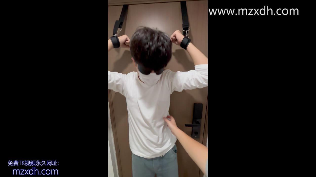 MZB2073-白衣帅哥被挠上身