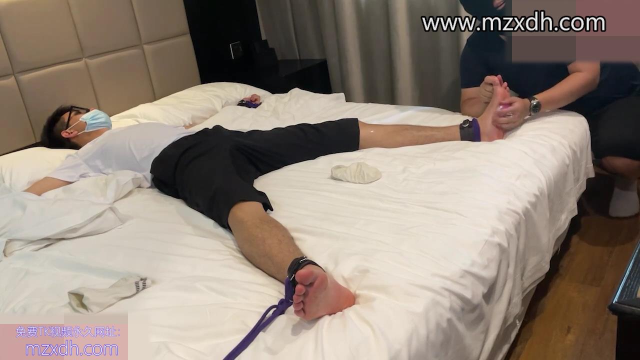 MZB2270-身材不错的白衣体育生男孩的大字TK体验