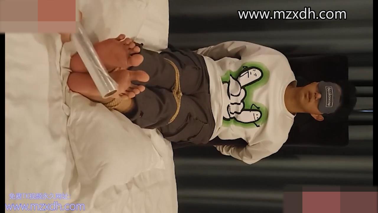 MZB2366-各种道具TK帅气小哥光脚篇