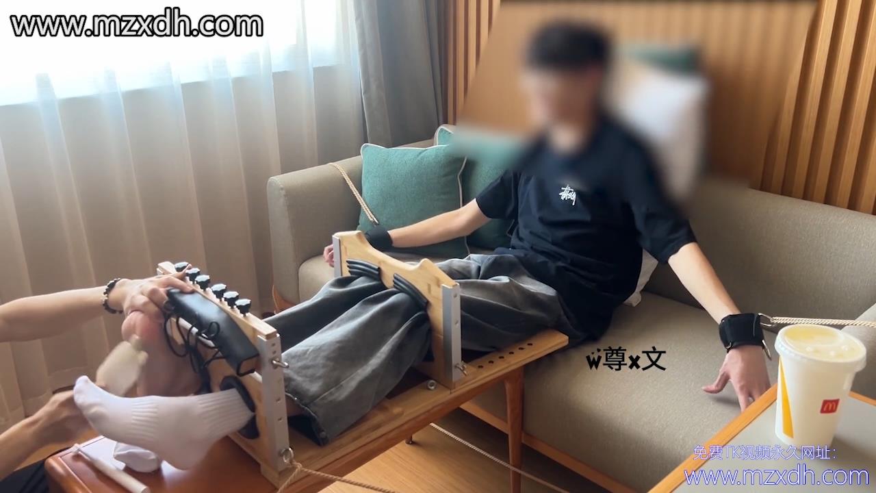 MZB2506-斯文小哥哥被挠