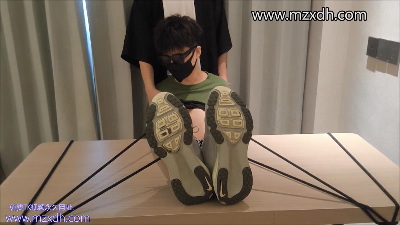 MZB2549-帅小哥主上身被挠