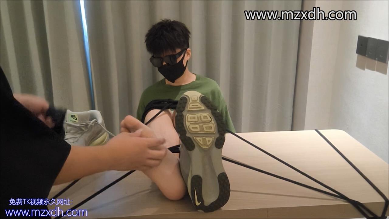 MZB2549-帅小哥主上身被挠