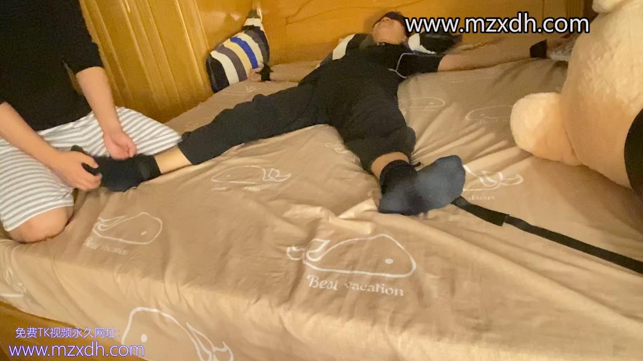 MZB2553-黑袜小哥被挠