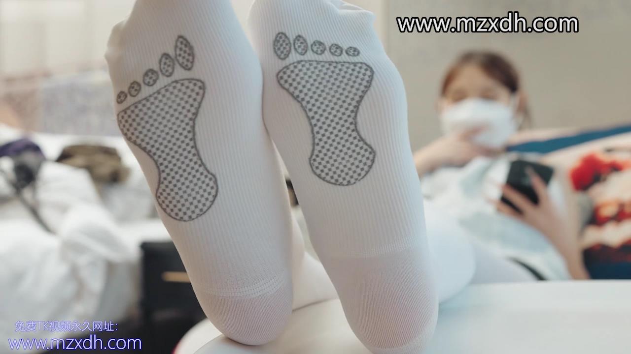 MZG1668-瘦瘦的清纯听话妹子，极品美脚换白袜，肉丝裤袜TK