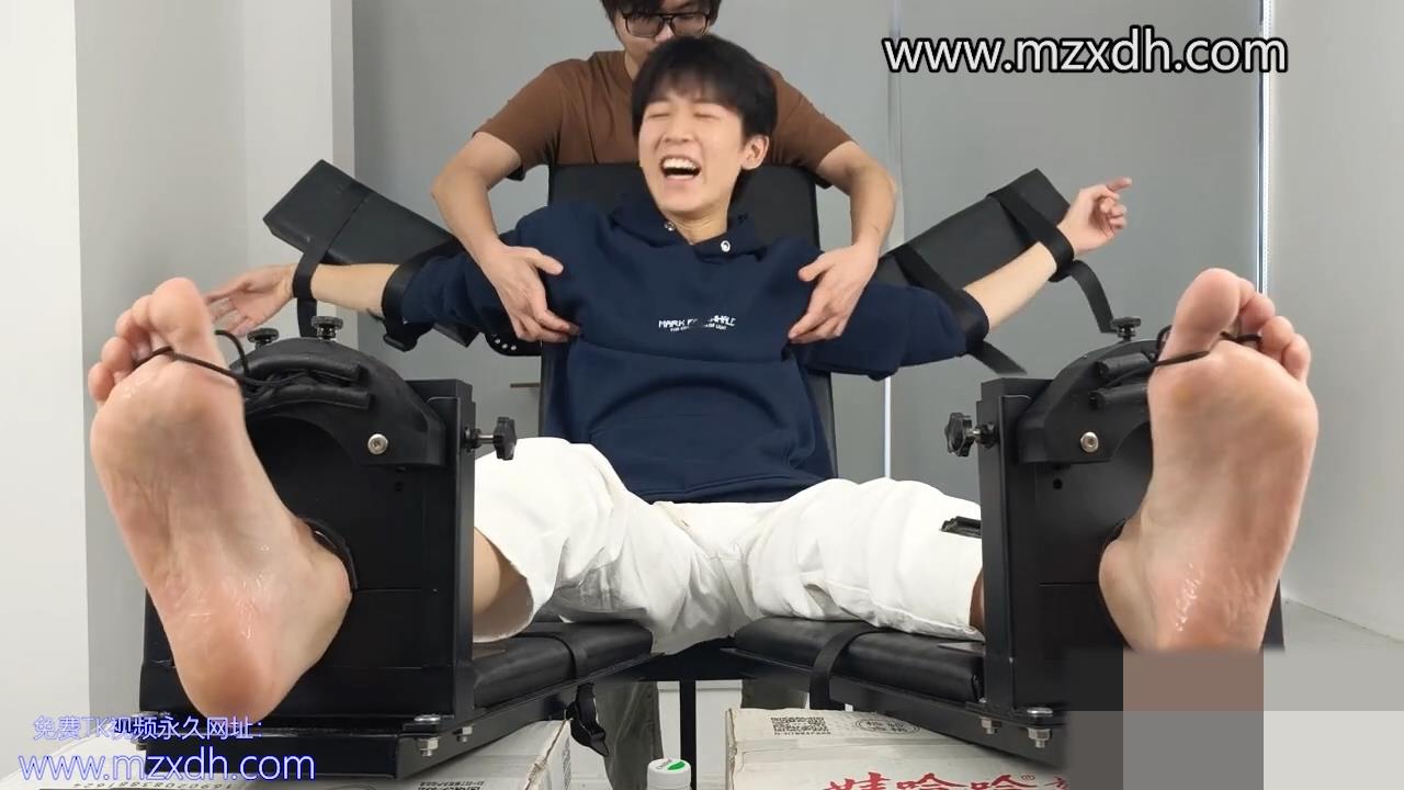 MZB2620-文质彬彬小哥被挠