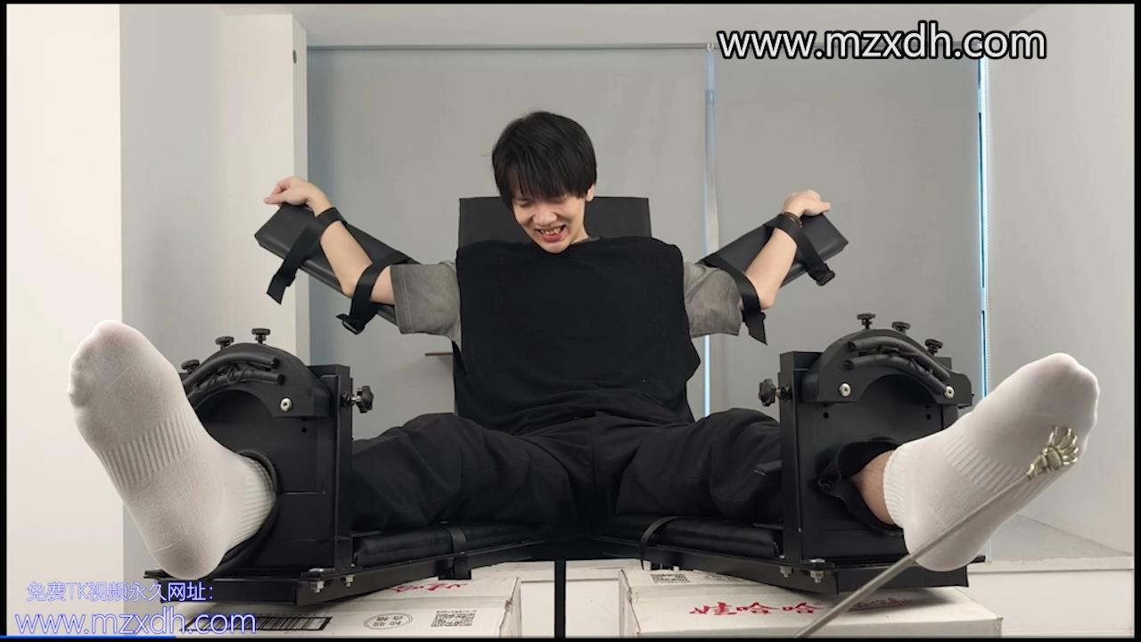 MZB2633-可爱黑衣小哥被挠