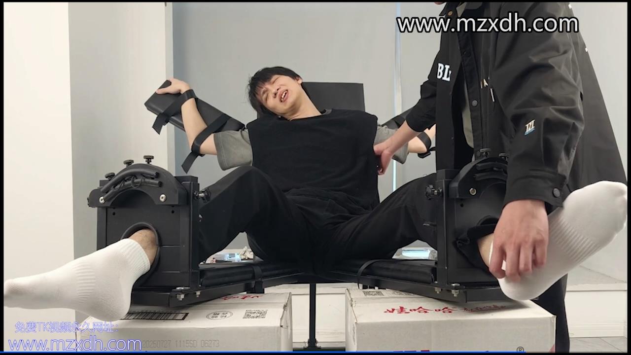 MZB2633-可爱黑衣小哥被挠