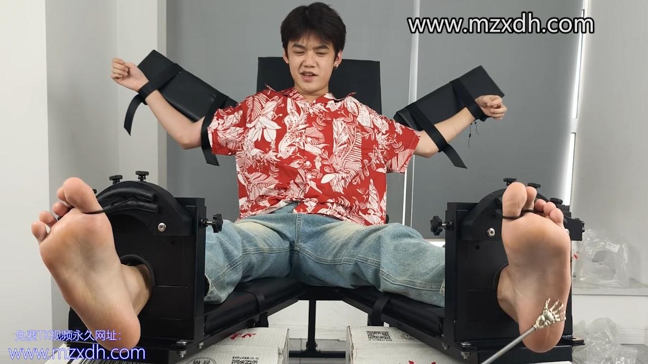 MZB2618-帅气小哥被挠