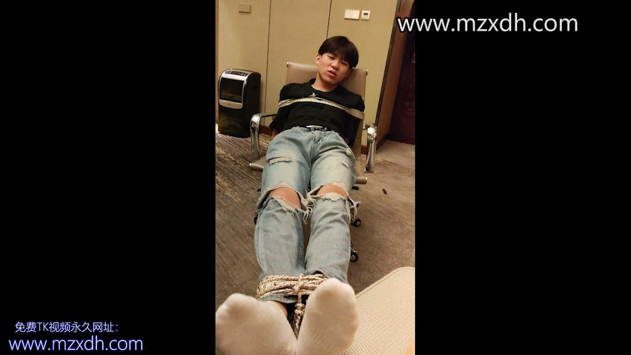 MZB2754-黑衣小伙被挠