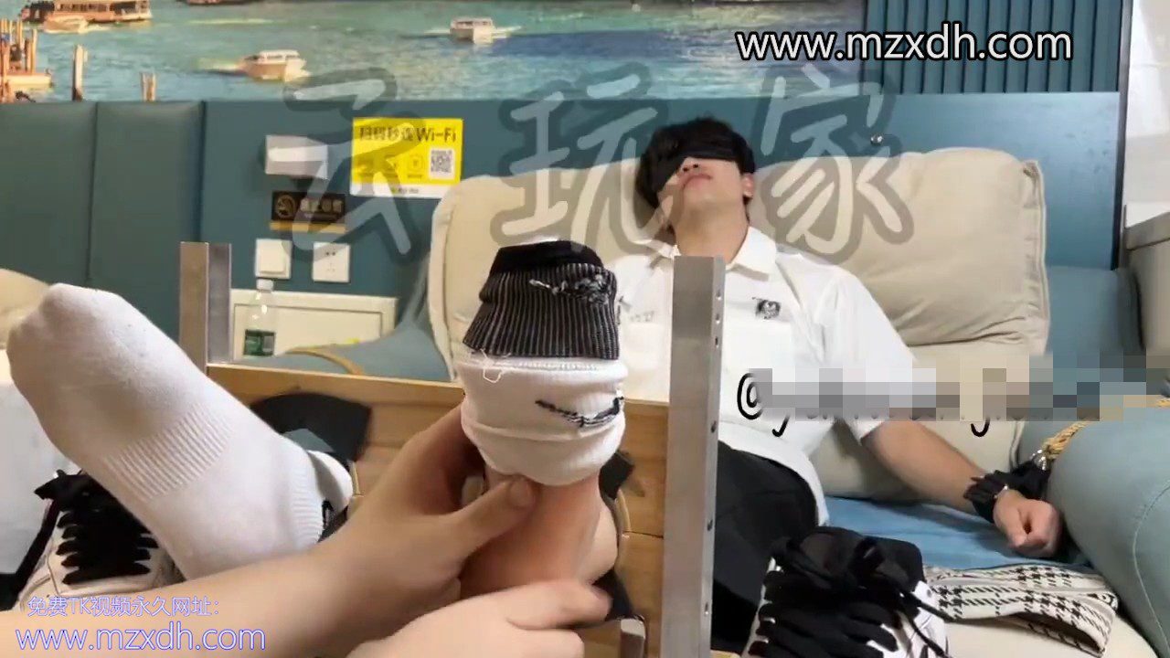 MZB2803-帅气男大被挠