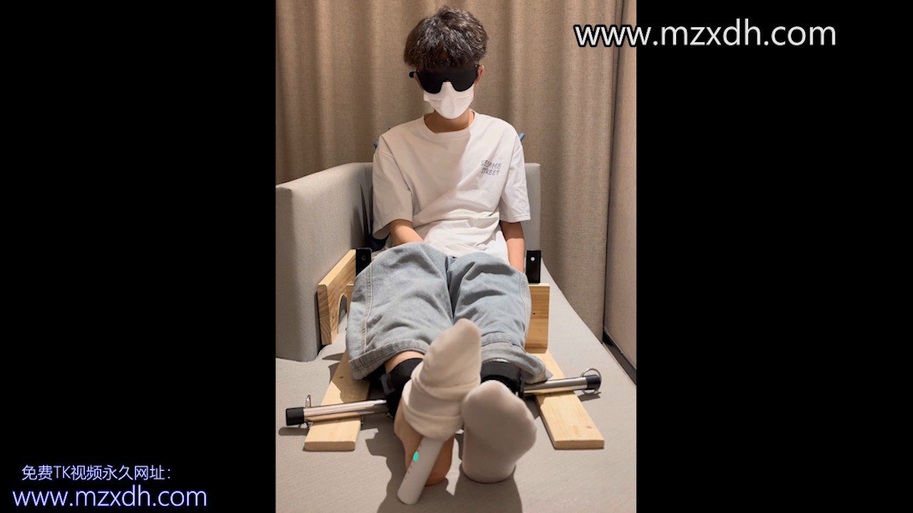 MZB2815-干净帅小哥被挠