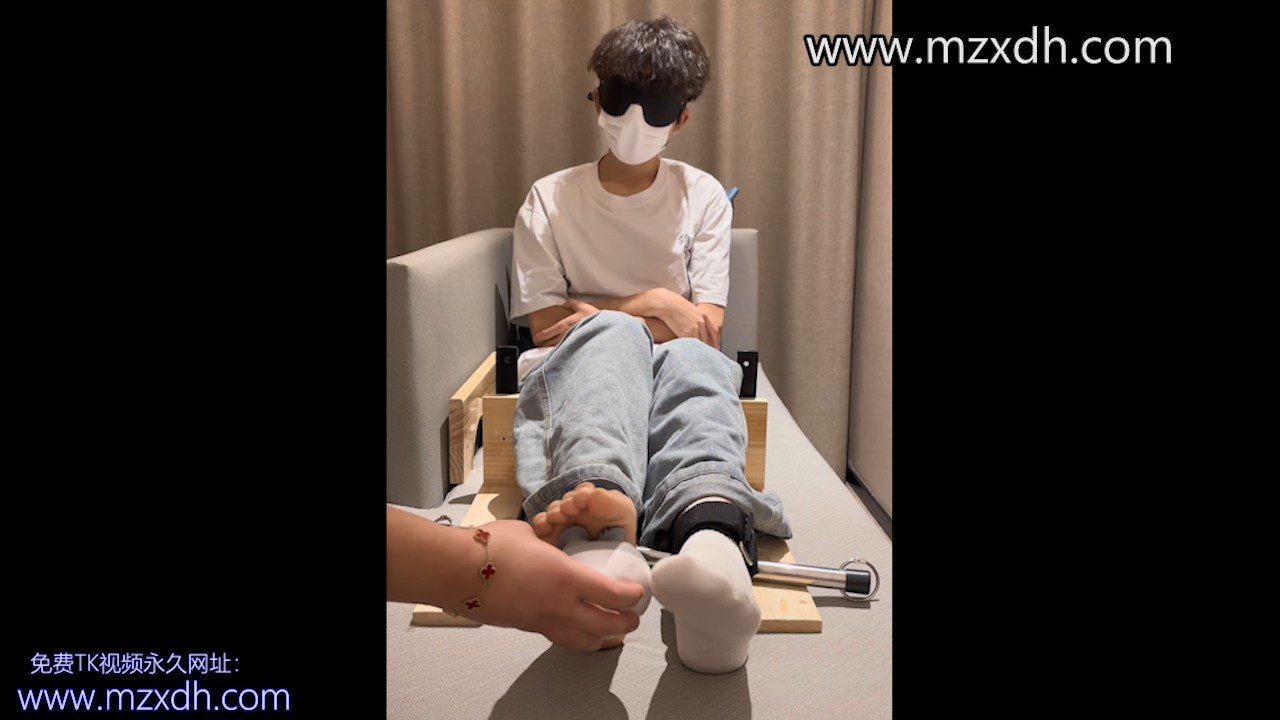 MZB2815-干净帅小哥被挠