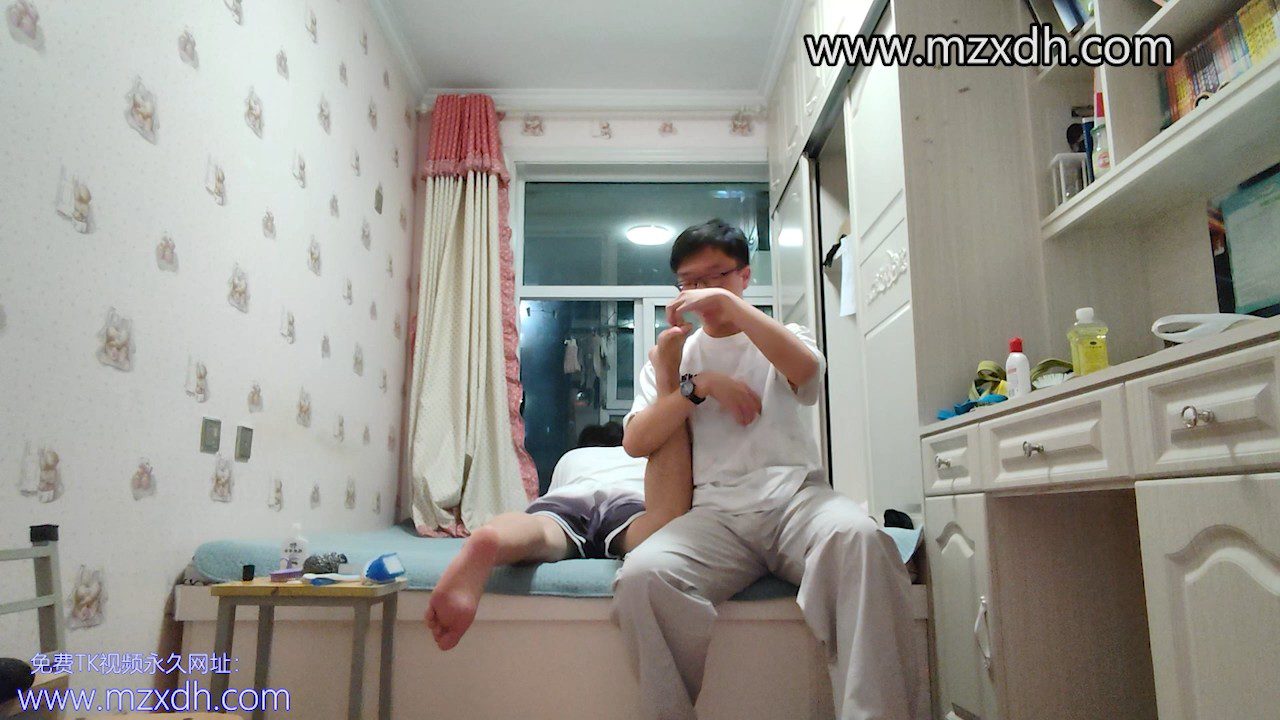 MZB2818-男生被趴着挠