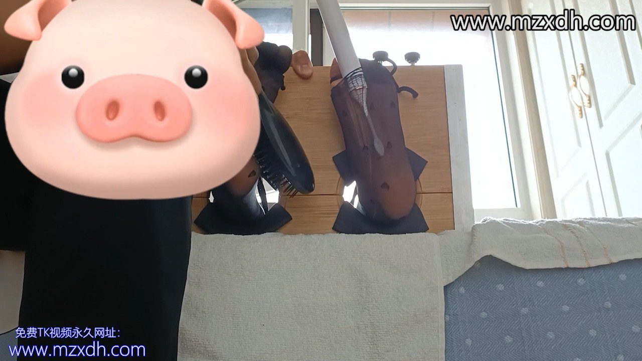 MZG1818-邻家小妹穿黑丝体验足枷