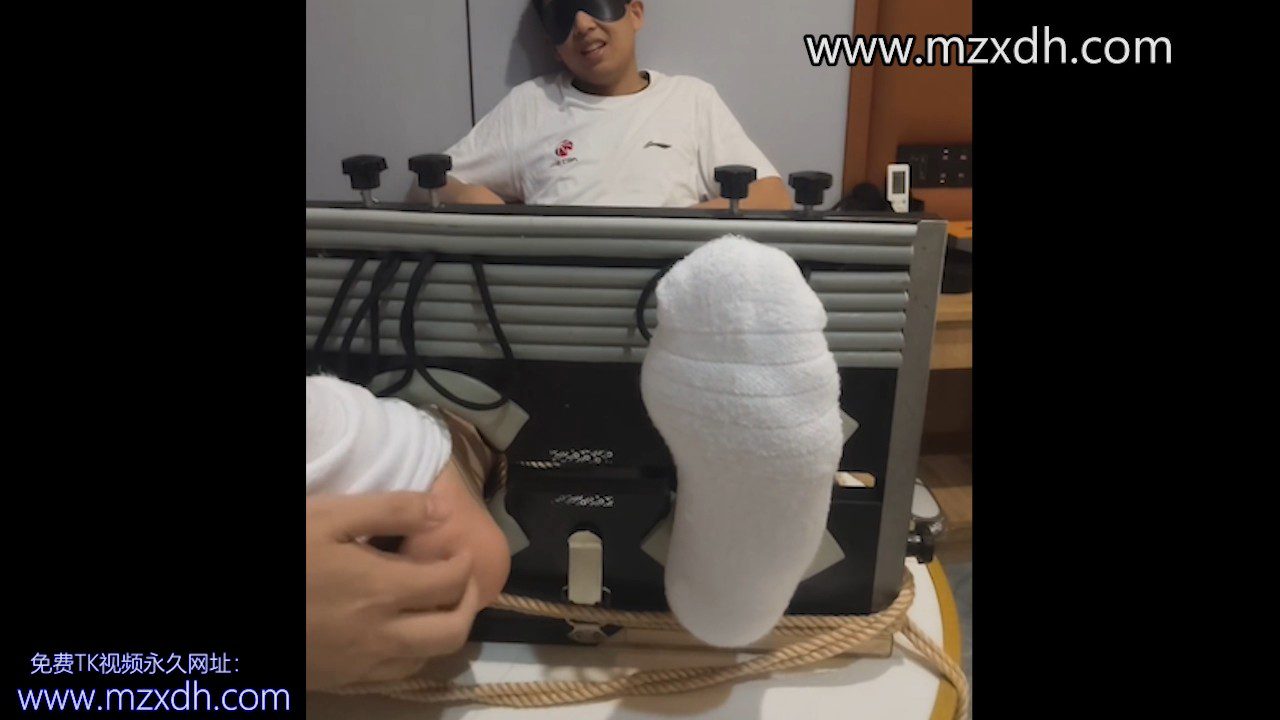 MZB2975-黑皮男被挠