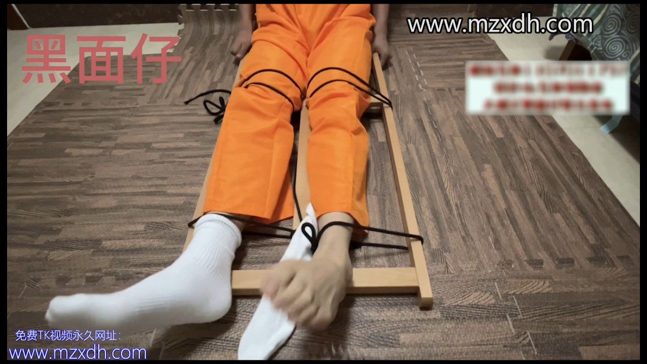 MZB2986-黑皮男被挠