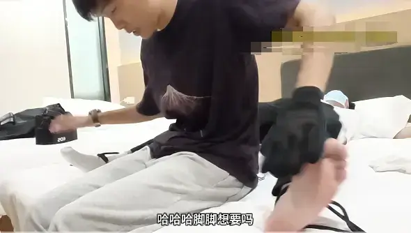 MZB1178-大一黑皮嫩脚学弟惩罚挠痒游戏